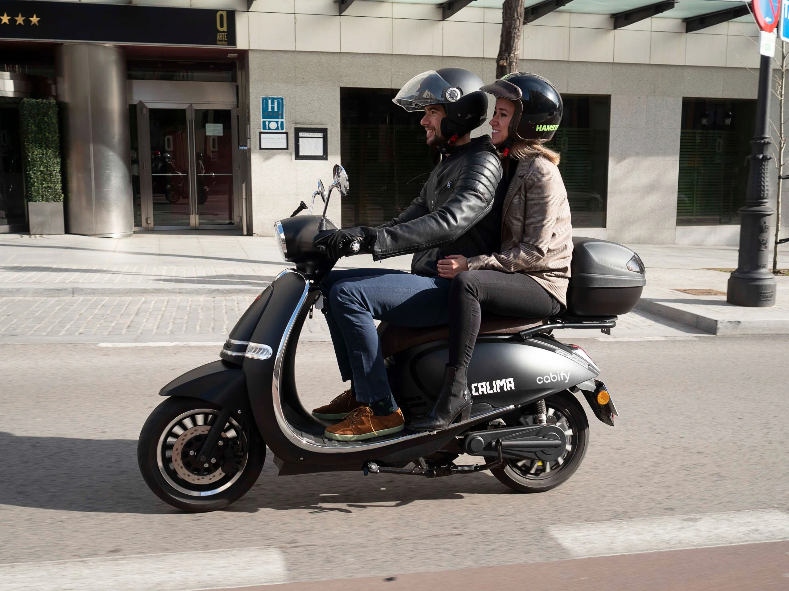 You can now rent an electric motorcycle for months with Cabify