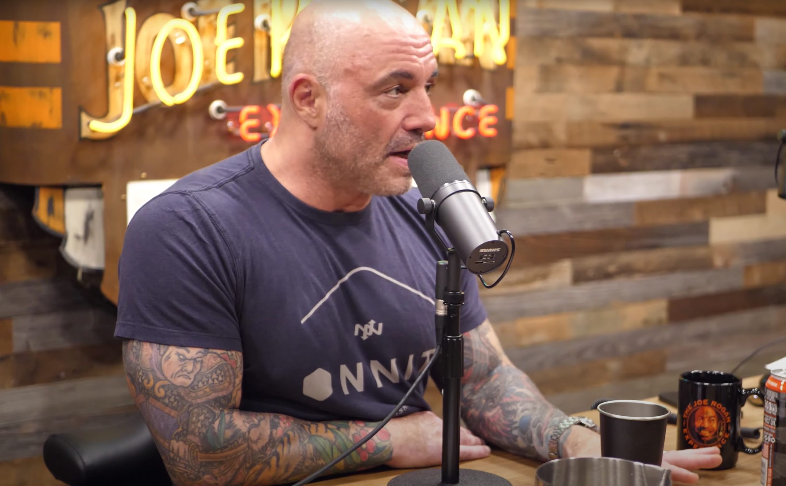 Joe Rogan apologizes after the controversy with his podcast on Spotify